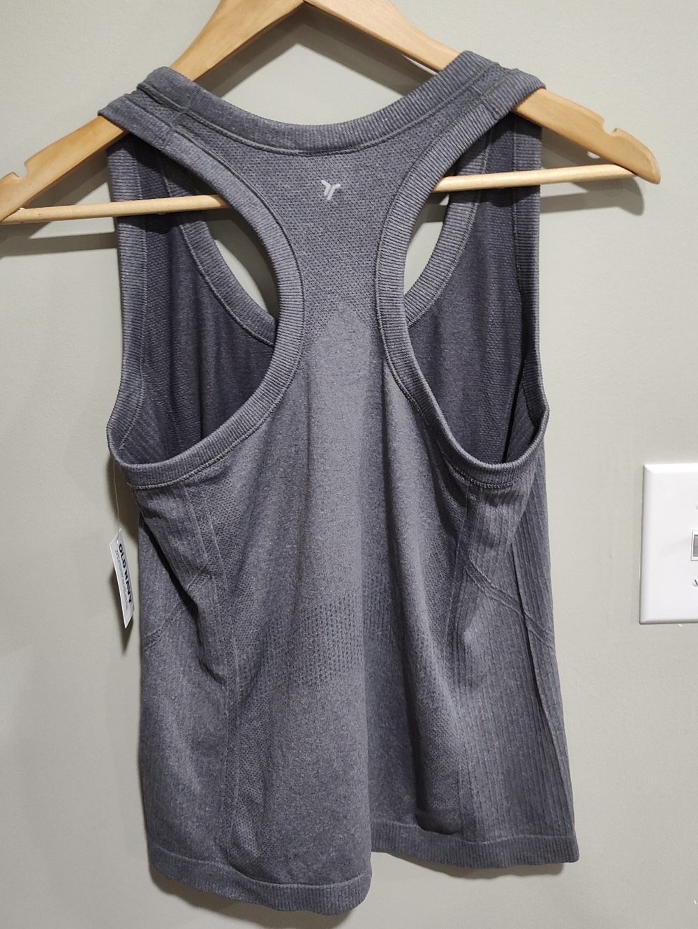 Old Navy Women's Fluid Seamless Fitted Tank Top, Go-Dry, Gray, Size Medium NWT - Picture 6 of 10